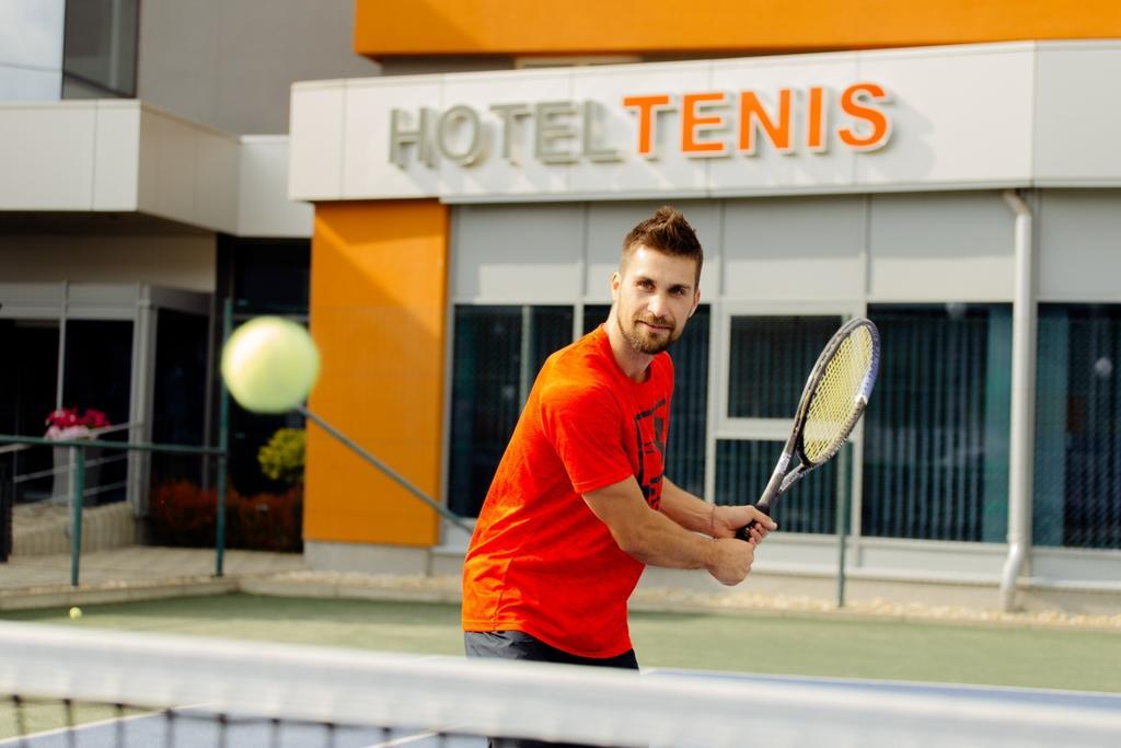 Hotel Tenis Zvolen Bagian luar foto